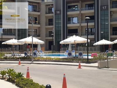 For sale, available for immediate handover: a penthouse with a very distinctive roof terrace in the Midtown compound.