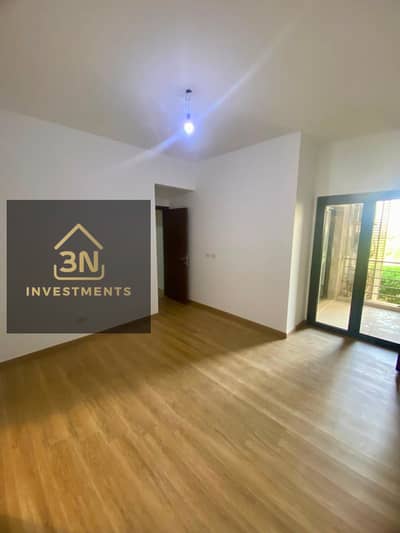 شقة للإيجار، مجهزة بمطبخ ومكيفات، في مجمع "فيفث سكوير" (Fifth Square)  "المراسم" بالقاهرة الجديدة.