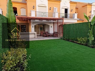 منزل تاون هاوس شبه مؤثث للإيجار، يضم سطحاً وحديقة خاصين، في مجمع "ليان" (Layan Compound).