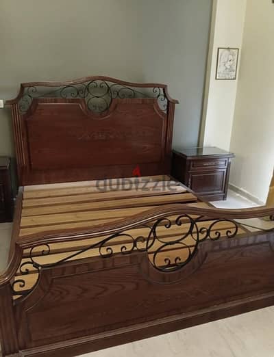 سرير كلاسيك بني بالحديد المشغول +تسريحه بالمرايه + 2 كومودينو+ ٢ رف