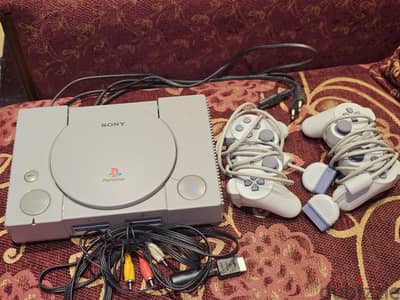 بلايستيشن 1أصلي(PS1) بحالةممتازة ذراعين وكامل الوصلات  لعشاق الريترو.