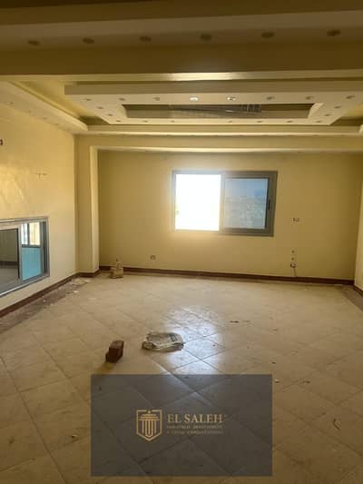 Factory for sale in the Obour Industrial Zone. Total area: 1,300 sqm; net built-up area: 800 sqm. Designed for food production, it includes a two-stor