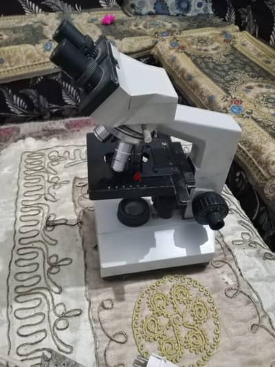 ميكروسكوب 107 اضاءة ليد وبحالة ممتازة