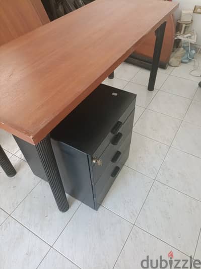 مكتب فخم بوحدة ادراج معدنية