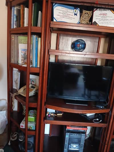 مكتبه للتلفزيون والكتب