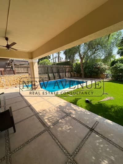 للبيع فيلا ٦ غرف متشطبين بالكامل بالتكييفات و حمام سباحة علي فيو واسع في كمبوند lake view dusit