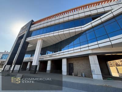 محل دوبلكس فى كروان بلازا بمساحة خارجية للايجار- موقع مميز
