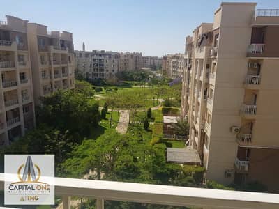 شقة مفروشة ومكيفة بالكامل للإيجار في مدينتي B7، 96م، غرفتين وحمامين، فيو جاردن، قريبة من الخدمات، تبدأ من 20 ألف شهريًا.