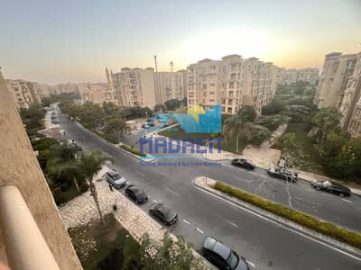 شقه تحفه للبيع ١٠٥ متر بال B3 موقع ممتاز بجوار الخدمات بحري فيو مفتوح مش مجروحه