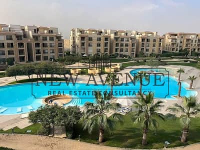 شقة أرضي للبيع في ستون ريزيدنس Stone Residence نصف تشطيب بموقع متميز على مساحات خضراء وحمام سباحة بحري جاهزة للاستلام