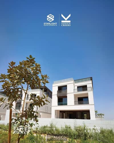 (للبيع فيلا فاخره one story (VIB استلام فوري + PRIVATE POOL علي ال90 مباشره في قلب التجمع الخامس katameya creeks compound