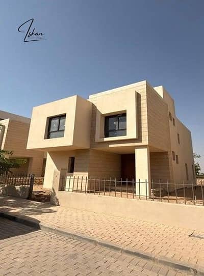 فيلا مستقلة للبيع O West – Whyte بفيو مفتوح  جاهزة علي الستلام بسعر أقل من الماركت