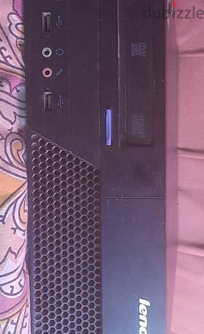 جهاز كمبيوتر مكتبي Lenovo ThinkCentre بحالة ممتازة