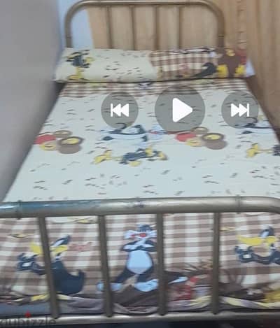 سرير  معدني