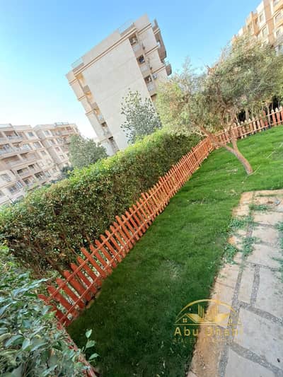 للإيجار بمدينتي شقه ارضي بجاردن بمساحه 124 م وحديقه 60 م في ال B6 بجوار منطقه الخدمات  والمسجد مباشر ومحمود الفار
