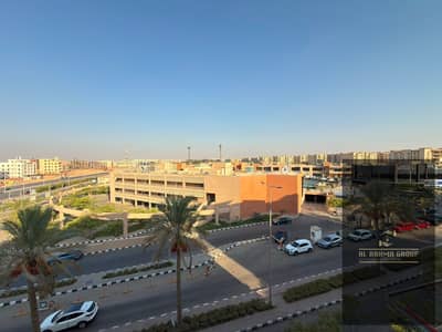 شقه للبيع في مدينه الرحاب   فيو متميز امام السوق الشرقي ومطعم ابن الشام  139متر دور تالت بلقرب من بوابه 22