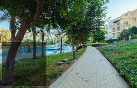شقة بحديقة تطل ع المسبح فاخرة مفروشة باجدد الفرش و احدث الاجهزة للايجار باقل سعر قي كمبوند ستون ريزيدنس بالقاهرة الجديدة . مساحة 250 م تشمل 3 غرف نوم