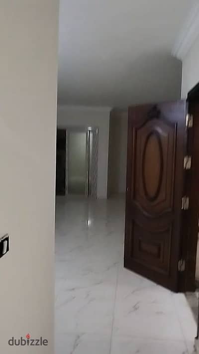 شقه للايجار بالتجمع الخامس الاندلس 2 تشطيب سوبر لوكس 200 متر ، اول سكن بحري صريح
