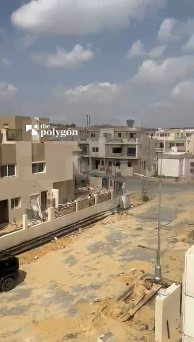 تاون هاوس كورنر للبيع في توني هايد بارك 6 أكتوبر، أرض 550م، مباني 208م، روف بتراسات، 3 غرف نوم، أقساط على 5 سنين