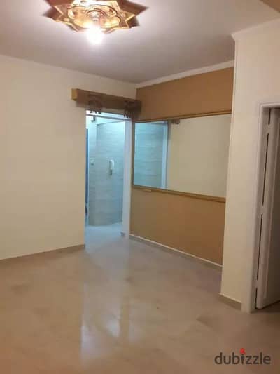 Apartment for rent in Nasr City on Hassanain Heikal, fifth floor, elevator, two bedrooms and two-piece reception, 2 bathrooms, super luxe, gas, electricity. Required 16 thousand.
