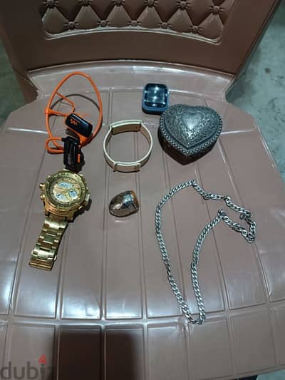 شويه حاجات للبيع خاتم قديم وكبير وساعه شغاله وبقت الحاجات 01284075196