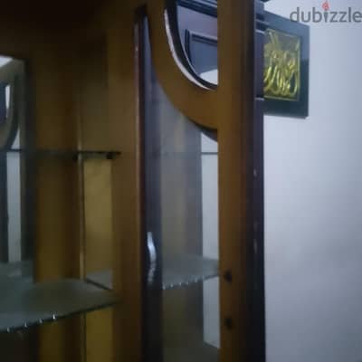 نيش 3ضلفه خشب ممتاز  وكسر في زجاج ضلفه