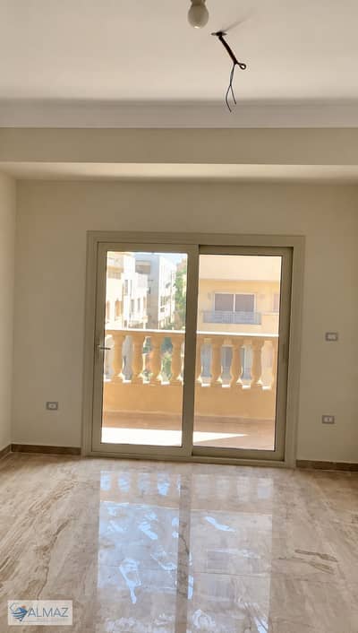 An unfurnished, 160-square-meter apartment for rent in the First District (Villas Zone) of New Cairo (Fifth Settlement), located near Downtown Mall an