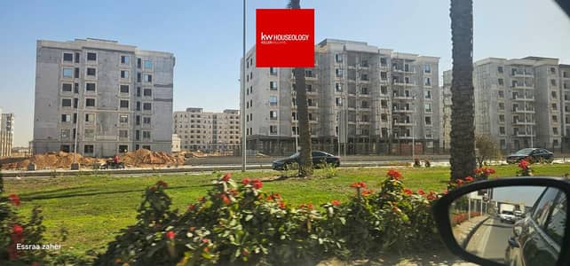 a fully finished apartment in a prime location, with installments over 10 years, in a fully serviced compound opposite Swan Lake