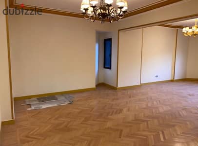 شقة مميزة للبيع في المعادي، شارع 262، عمارة 24، الدور الثاني، بمساحة 250 متر مربع.