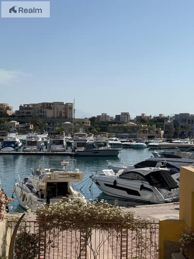 شاليه فاخر بإطلالة كاملة على المارينا مفروش بالكامل شاليه فاخر بإطلالة كاملة على المارينا مفروش بالكامل