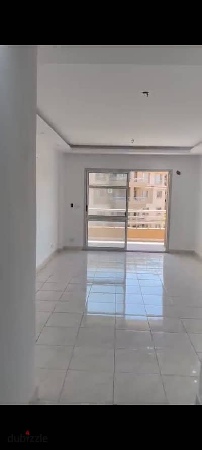 شقة للإيجار في مدينتي 103م في الB6 تشطيب سوبر لوكس بجوار الخدمات فيها غاز طبيعي