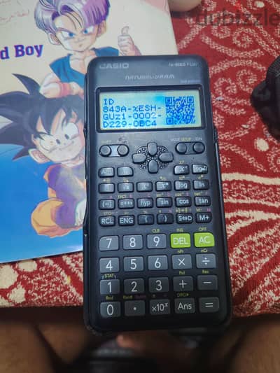 الة كاسيو fx 95esplus اصلية فيها كسر في الغطاء وازرقاق بسيط في الشاشة
