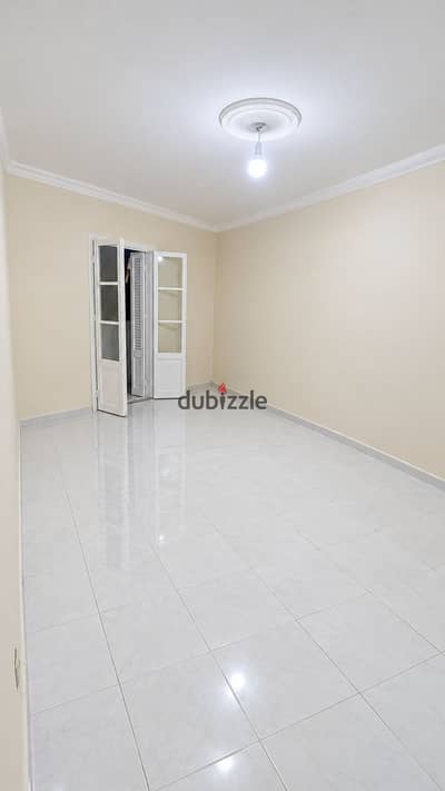 Apartment for sale in Cleopatra, close to the tram, second floor, 90 m, two rooms, a hall, a bathroom, and a kitchen, license and share in the land, buildings from the nineties