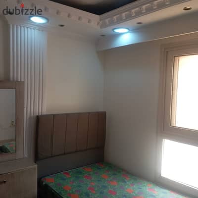 Furnished air-conditioned room for rent in a 180m apartment in Zahraa Al-Maadi, Al-Miraj Al-A'la next to Royal Hospital, behind Carrefour. It has two expatriate engineers, each renting a room. Fourth floor, with elevator. The room is air-conditioned, window facing the main street.