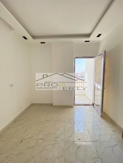 Apartment for sale in Old Al-Kawthar, 80 square meters, featuring 2 rooms, a living area, an open-plan American-style kitchen, and a bathroom.