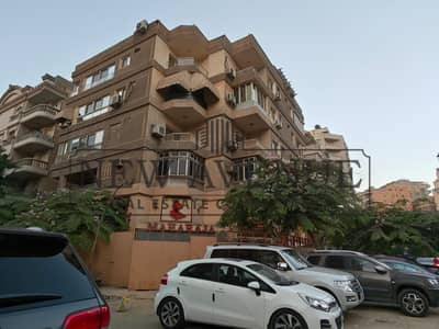 محل تجاري بمساحة 260 متر للايجار في موقع مميز يصلح للعديد من الانشطه في مصر الجديدة
