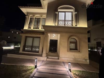 فيلا مستقلة فندقية للايجار في مدينتي, تكييف مركزي بارد/دافئ, 4 غرف نوم, 5 حمامات, غرفة غسيل, الفيلا كلها ذكية, إطلالة على حديقة فرصة لسكن راقي وهاديء