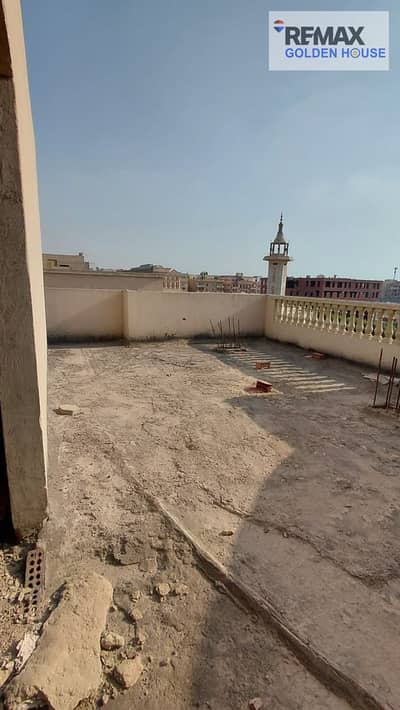 روف للبيع في الشروق المنطقة السادسة عمارات مساحة 320م ومباني 160م حصة في الأرض والجراج بسعر 3.25 مليون وقريب من طريق السويس ومدينتي والتجمع الخامس وسو