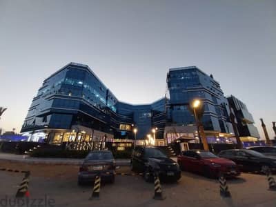 فرصة للبيع مطعم و كافيه بالتجمع الخامس استلام فورى مول شغال فى التسعين