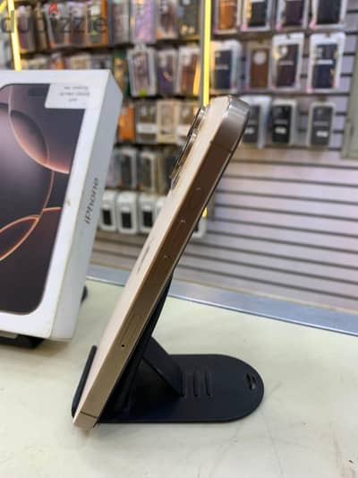 Apple - iPhone 16 Pro Apple - iPhone 16 Pro