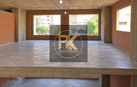 وحدة تجارية لقطة للبيع بموقع استثنائي أمام نادي الزمالك مباشرة  المهندسين على 3 شوارع رئيسية: وادي النيل  شهاب  جزيرة العرب بالقرب من محطة المترو