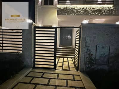 فيلا توين شامله روف 50 متر فيو لاندسكيب مميز في الشيخ زايد سور بسور مع The Estates و بجوار المطار