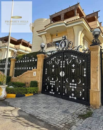 Villa for Sale in 90th south with best location and price reafy to delvier and for viewing with privatr pool and master rooms| Golden Heights Compound – New Cairo  * Land Area: 617 SQM * Delivery: Immediate * Viewing: Available anytime by appointment * Sp
