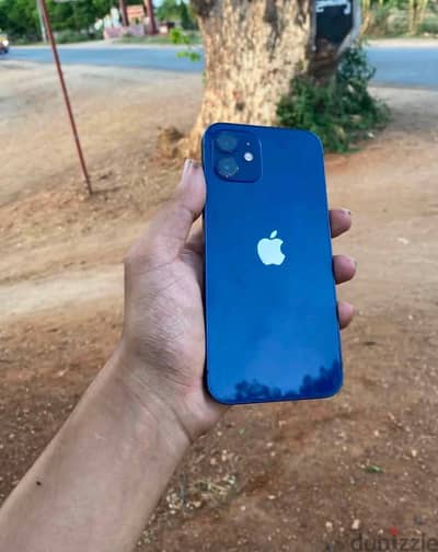 iphone 12 لونه ازرق بحالة نضيفة