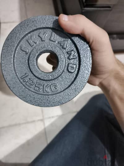 طقم دمبل كروم بوزن 15kg مع الصندوق بتاعه ومعاه اتنين تارة 5kg*2 هدية