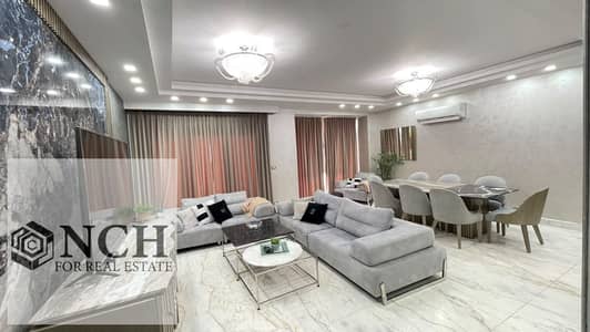 **شقة مفروشة بالكامل للإيجار في كمبوند إيستاون – Eastown**  فرصة مميزة للإيجار داخل كمبوند إيستاون بالتجمع الخامس، شقة واسعة مفروشة بالكامل
