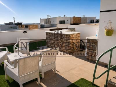 بنتهاوس 4 غرف جاهز للسكن بالتكييفات والمطبخ وجاكوزي ومطبخ على الرووف – كمبوند إيست تاون Eastown