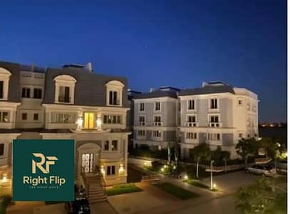 Penthouse (175 sqm) + Roof (125 sqm) for sale, ready for immediate handover, located in the Mountain View Giza Plateau compound – October.