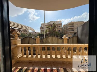 شقه للبيع - لوكيشن تحفههه الحي السادس -مدينة العبور علي الطريق الرئيسي بالقرب من كمبوند حياه تاون