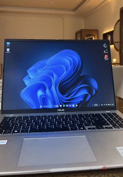 Asus 16 MB157W Core ultra 7 255H Windows 11 ضمان سنه (استخدام شهرين)